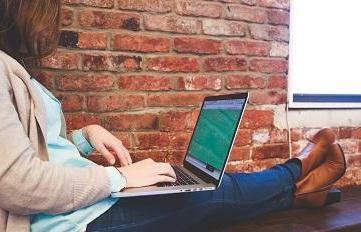 职业生涯 and Professional Success's image of a student on a computer, representing workplace safety